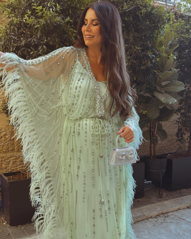 שמלת ערב מסגרת נוצות