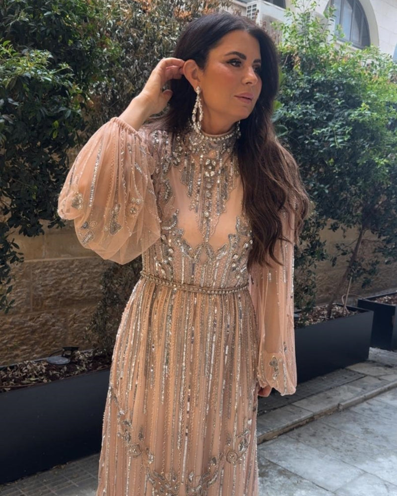 שמלת ערב פודרה שזורה באבנים ופנינים