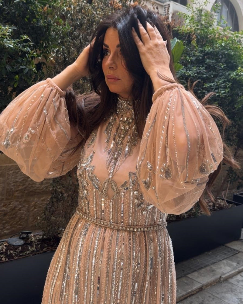 שמלת ערב פודרה שזורה באבנים ופנינים