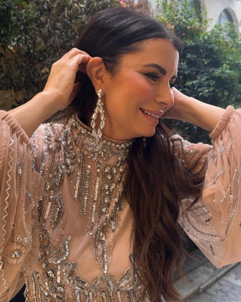 שמלת ערב פודרה שזורה באבנים ופנינים