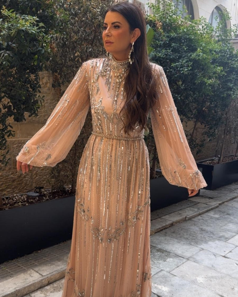 שמלת ערב פודרה שזורה באבנים ופנינים