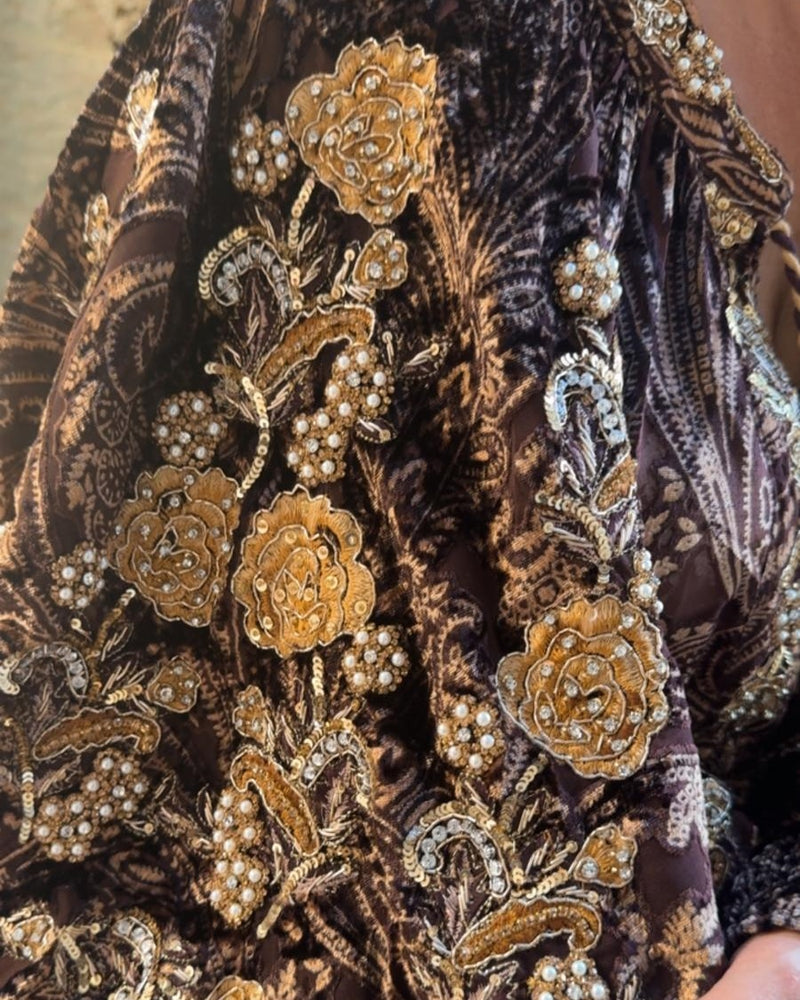 שמלת קטיפה מודפסת שילוב אפליקציות פנינים ואבנים