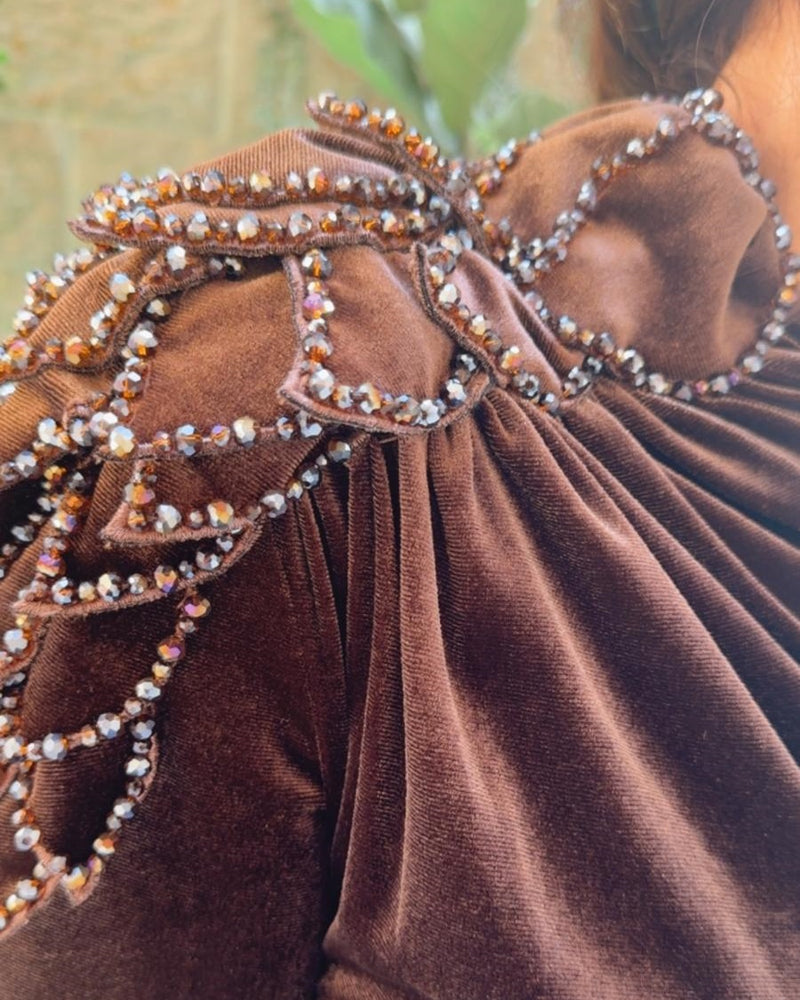 שמלת ערב קטיפה צמודה וחתיכית עלים בכתף