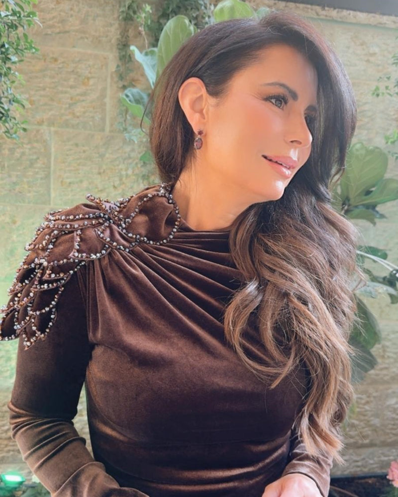 שמלת ערב קטיפה צמודה וחתיכית עלים בכתף