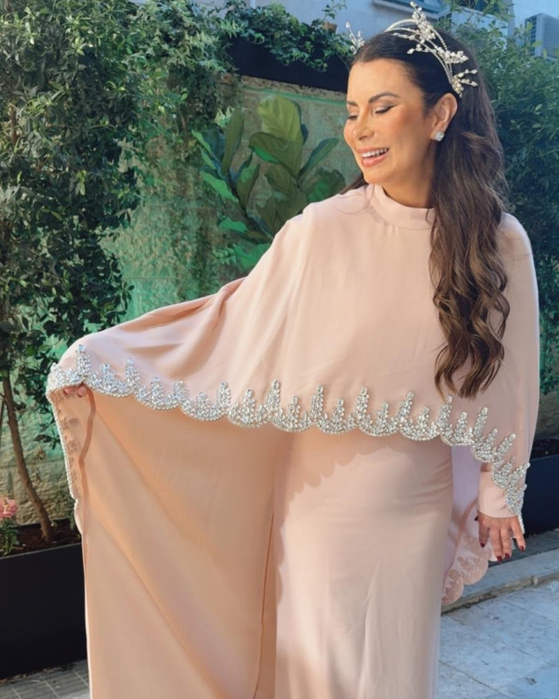 שמלת ערב עם שכמיה רקומה במסגרת אבנים